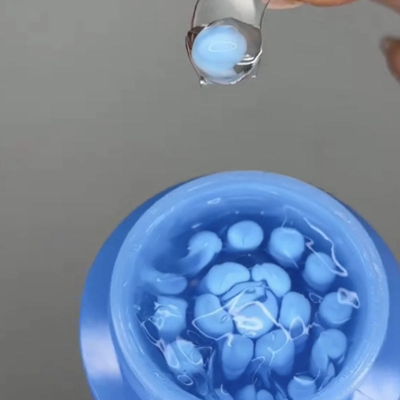 Mano hundiendo la espátula transparente en el tarro para recoger gel y cápsulas