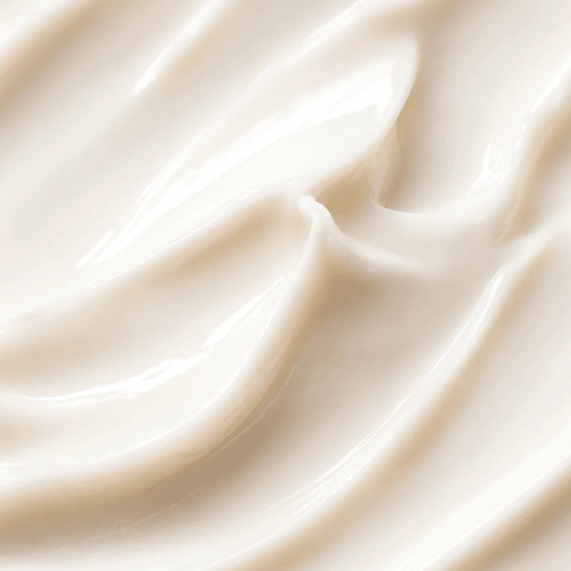 Macro de la crema extendiéndose sobre la piel