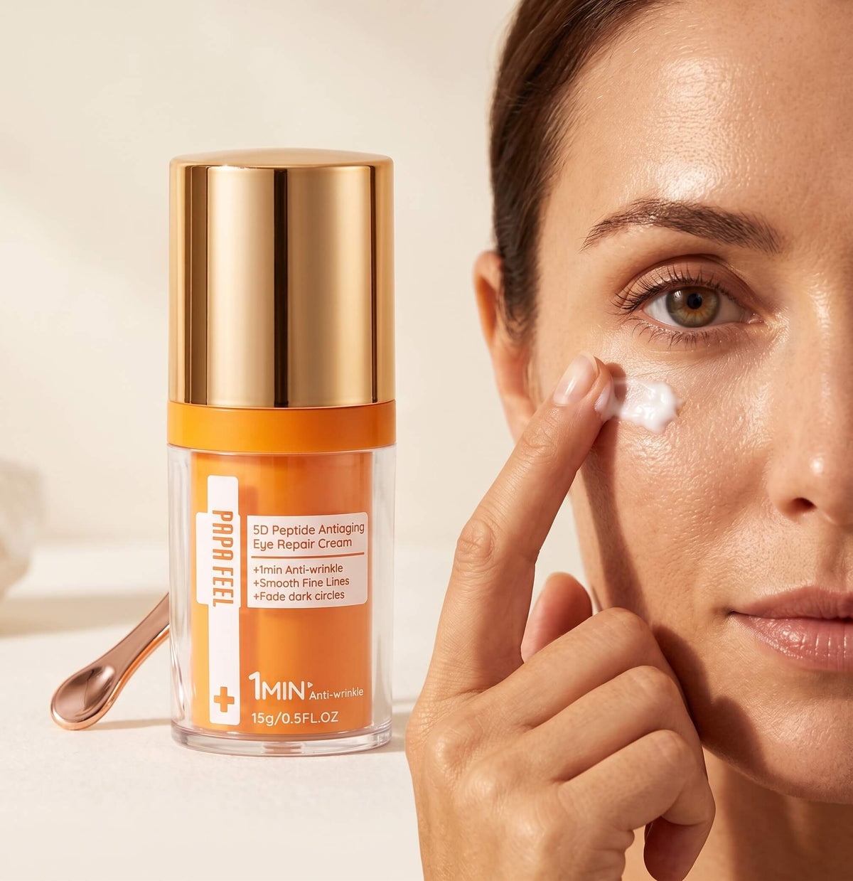Frasco de Papa Feel 5D junto a una mujer aplicándose la crema bajo el ojo